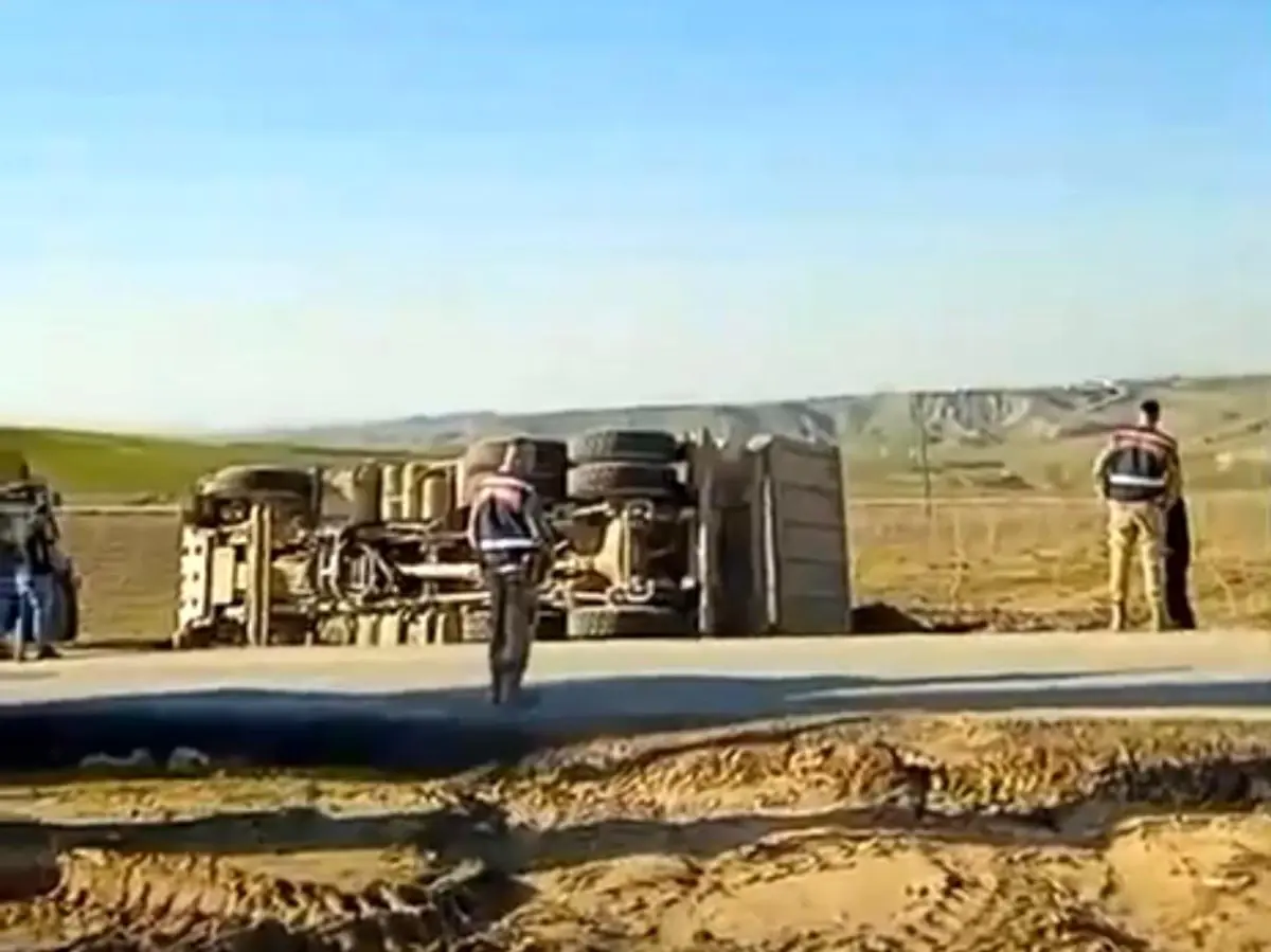 Siirt\'te Kamyon Devrildi, Sürücü Yaralandı