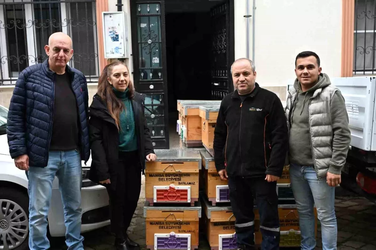 Manisa Büyükşehir\'den sel mağduru arıcıya kovan desteği