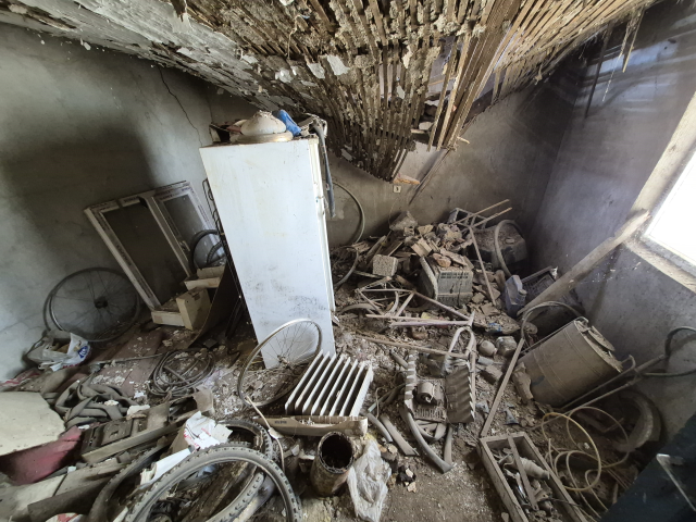 Metruk evde yalnız yaşayan yaşlı adam yaşam mücadelesi veriyor