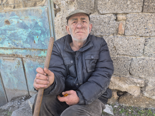 Metruk evde yalnız yaşayan yaşlı adam yaşam mücadelesi veriyor