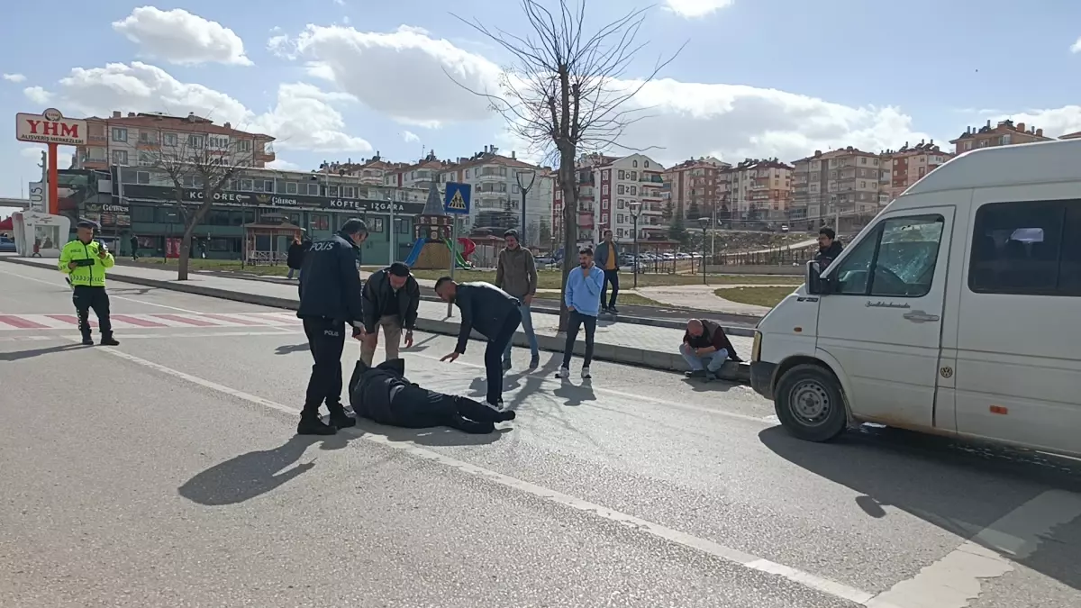 Minibüsün çarptığı yaya 32 metre ileriye fırladı