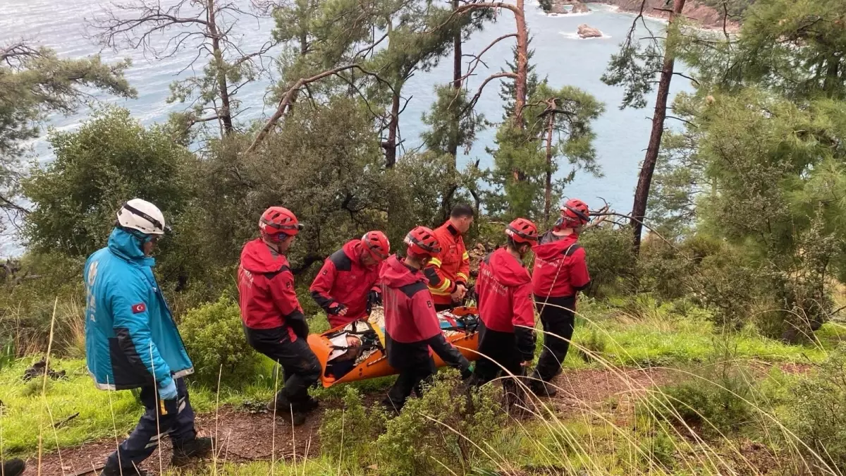 Fethiye\'de Kayalıklara Düşen Genç Kurtarıldı