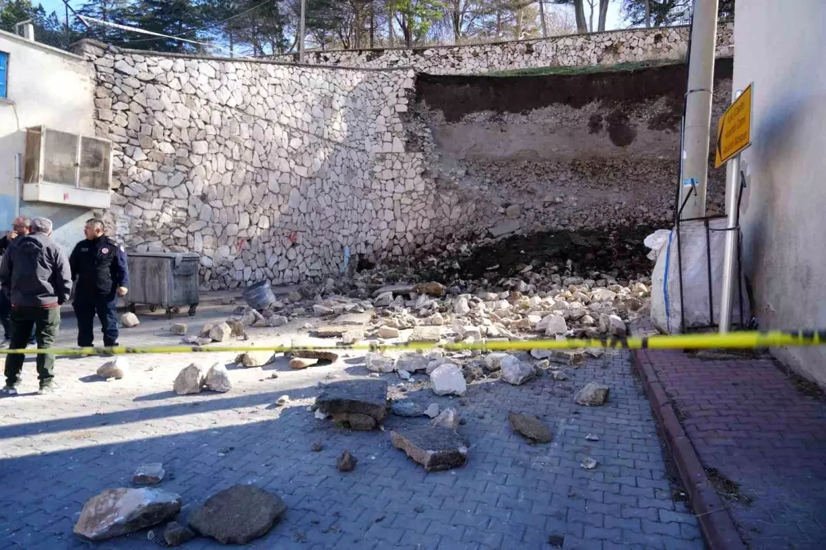 Niğde Kalesi\'nde çöken istinat duvarının molozu kaldırılıyor