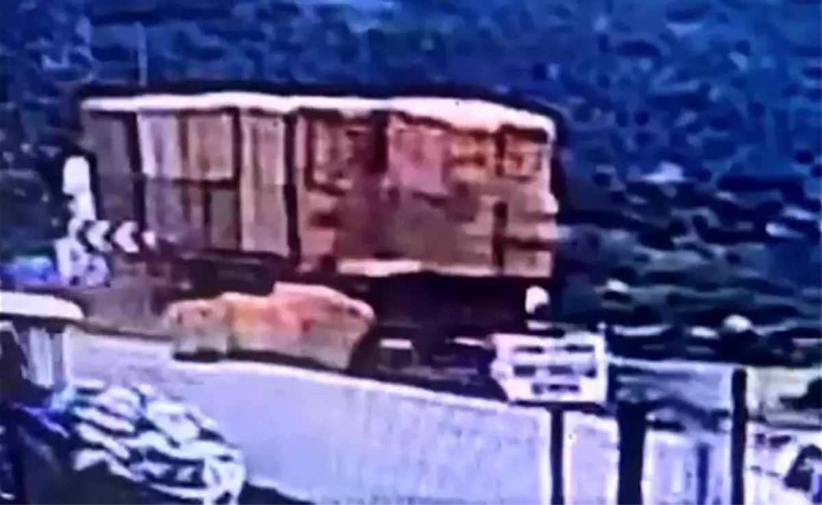 Saman balyalarının altında kalan kişinin ölüm anı kamerada