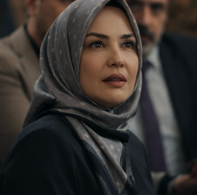 Seren Serengil dizi için tesettüre giren Deniz Uğur'u övgü yağmuruna tuttu