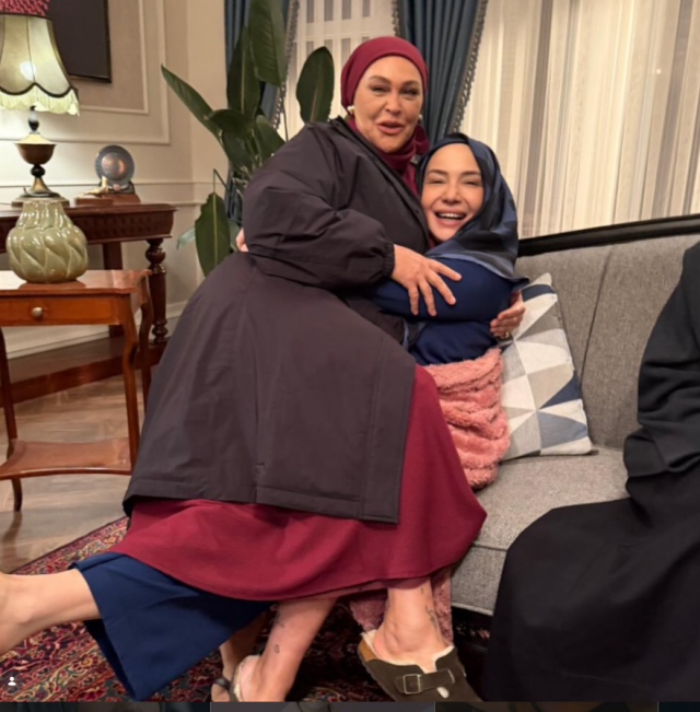 Seren Serengil dizi için tesettüre giren Deniz Uğur'u övgü yağmuruna tuttu