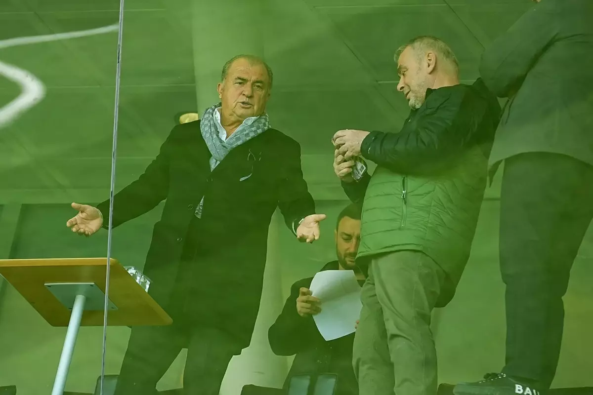 Süper Lig\'de Fatih Terim sürprizi! Yakın dostu Levent Şahin\'i ilk maçında yalnız bırakmadı