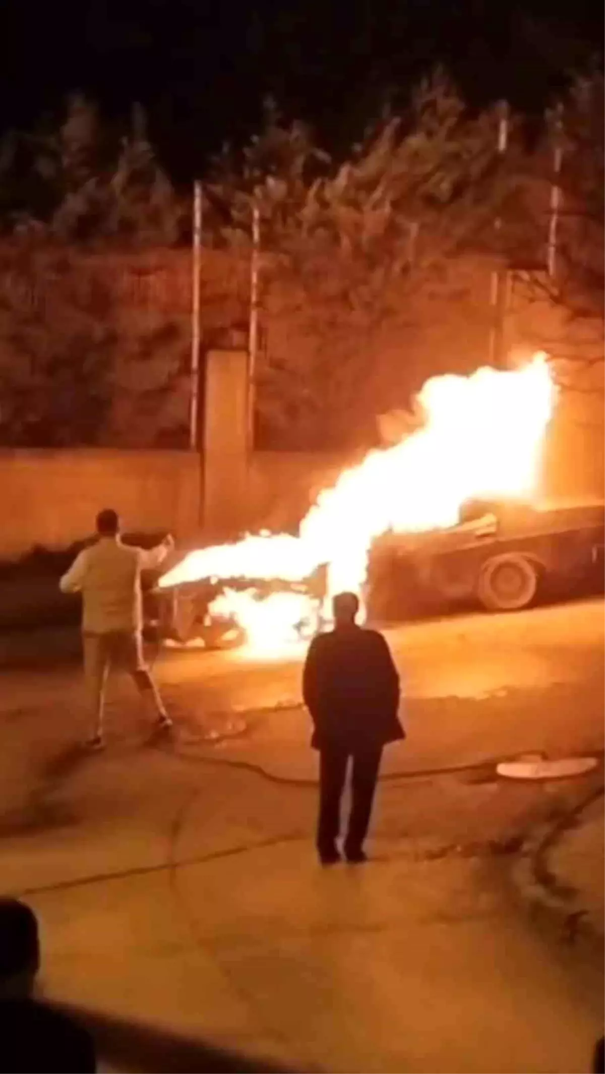 Tuzla\'da Park Halindeki Araçta Yangın