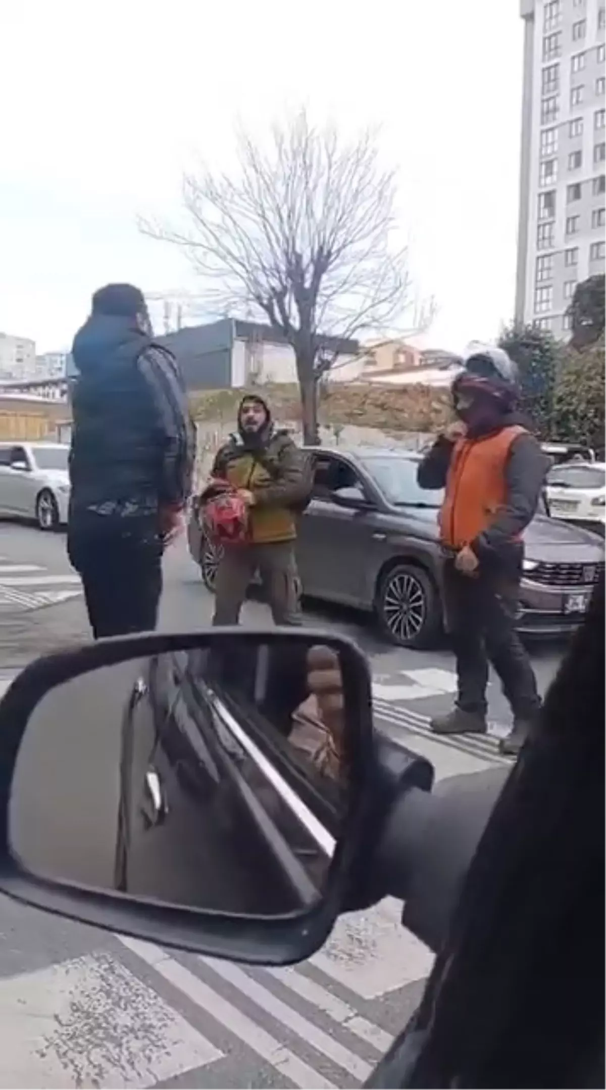 Ümraniye\'de yol verme kavgası silahlı tehdide dönüştü