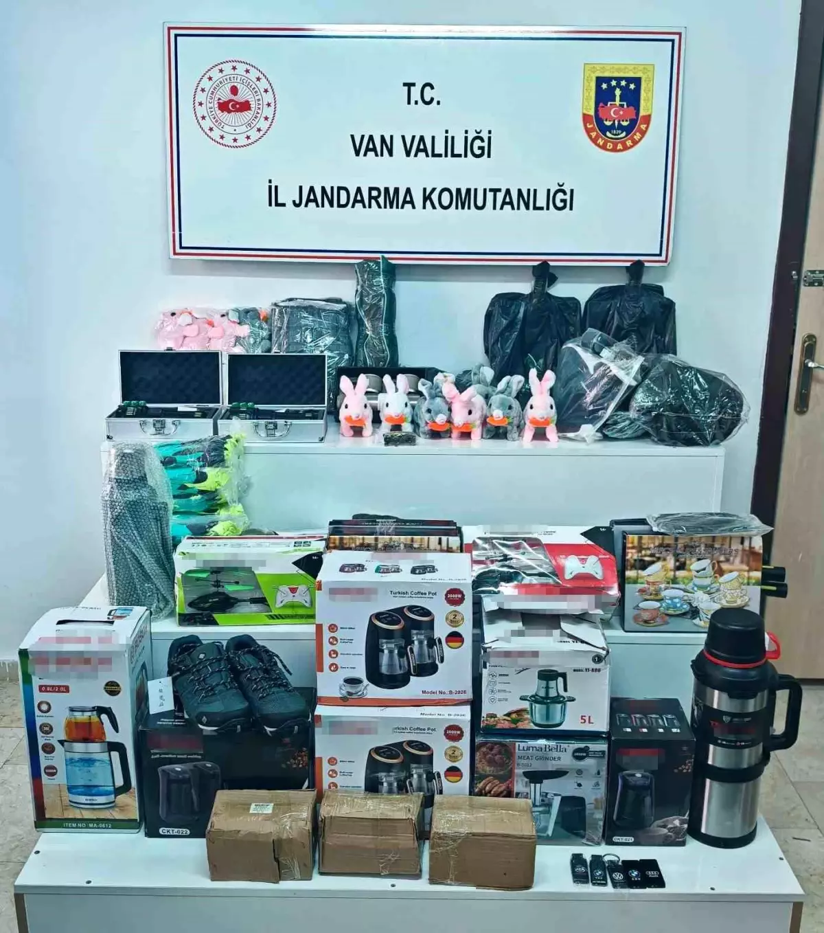 Erciş\'te Gümrük Kaçağı Malzeme Ele Geçirildi