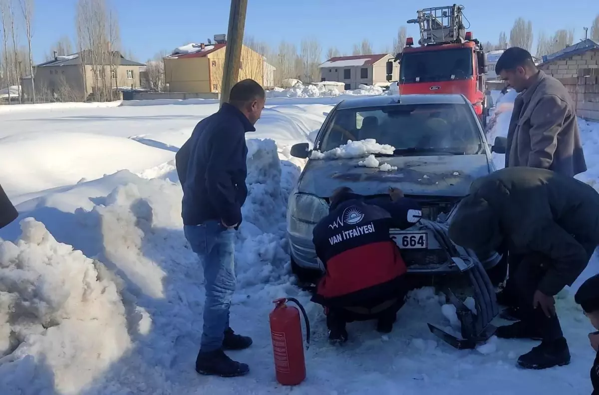 Van\'da Seyir Halindeki Araç Yandı