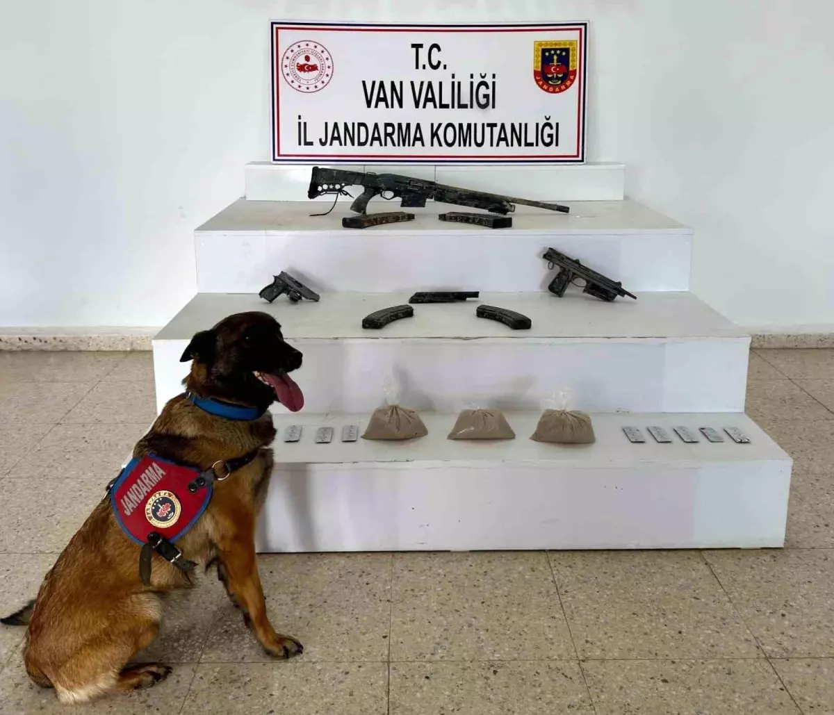 Başkale\'de Eroin ve Silah Ele Geçirildi