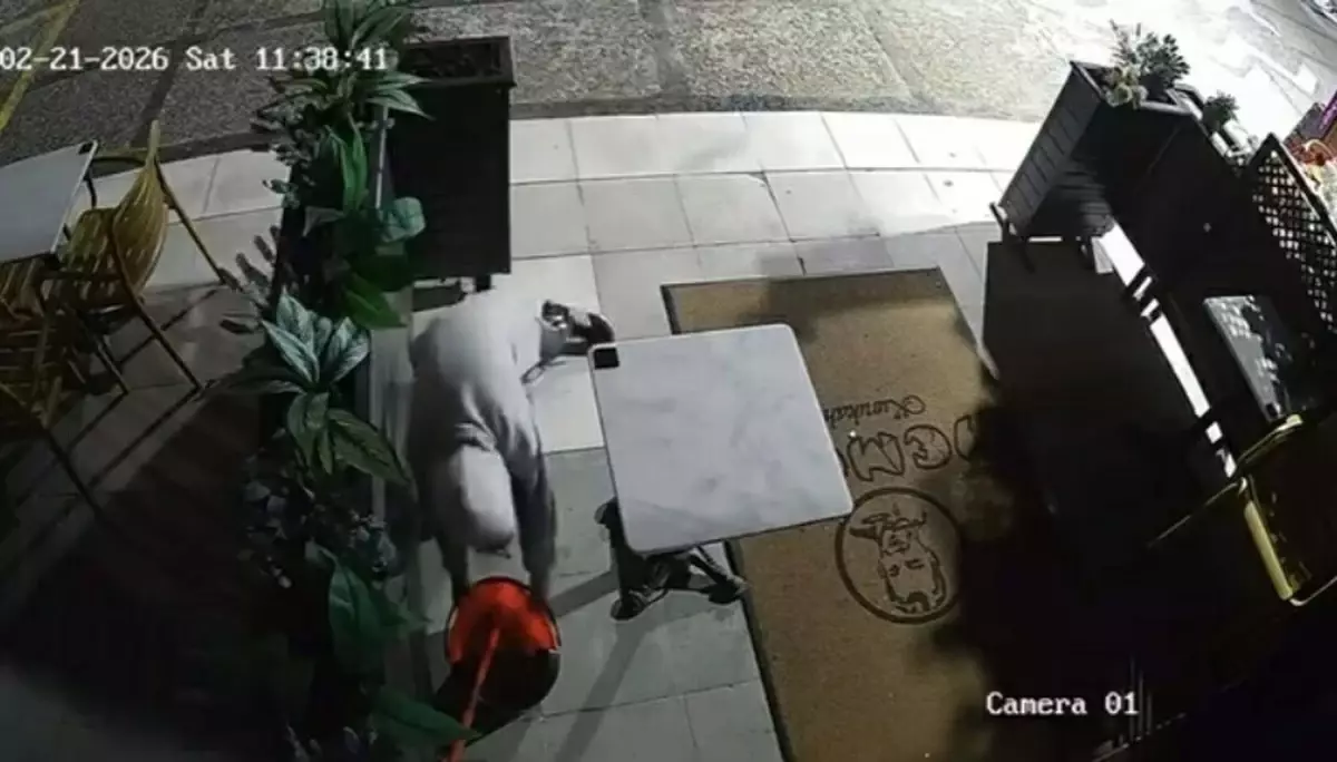 Yanındaki çocuğa dükkanın önündeki paspas ve kovayı çaldırdı; o anlar kamerada