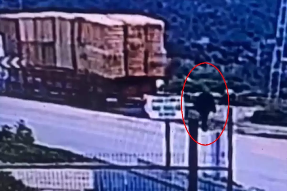 Yolda yürürken ölüm onu böyle buldu! Saman balyasının altında can verdi