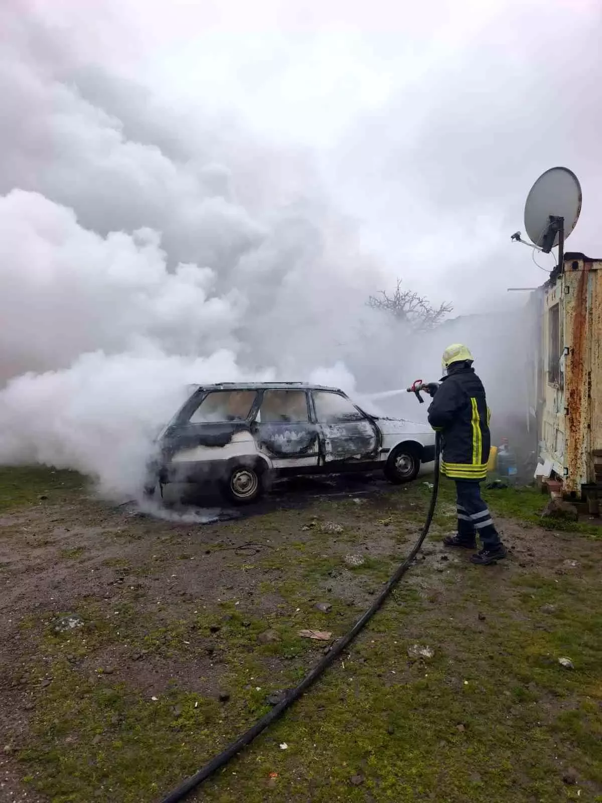 Ayvacık\'ta Park Halindeki Araç Yandı