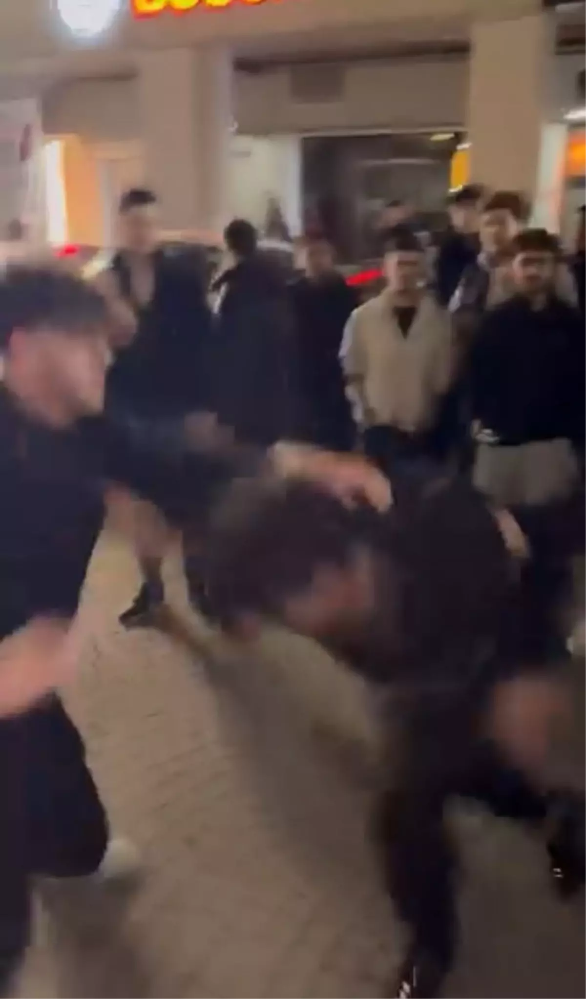 Başakşehir\'de iftarın ardından iki grup arasında çıkan kavga kamerada