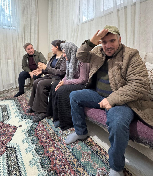 Çilem, özel gereksinimli abla ve ağabeyine hem annelik hem babalık yapıyor Çilem, özel gereksinimli abla ve ağabeyine hem annelik hem babalık yapıyor