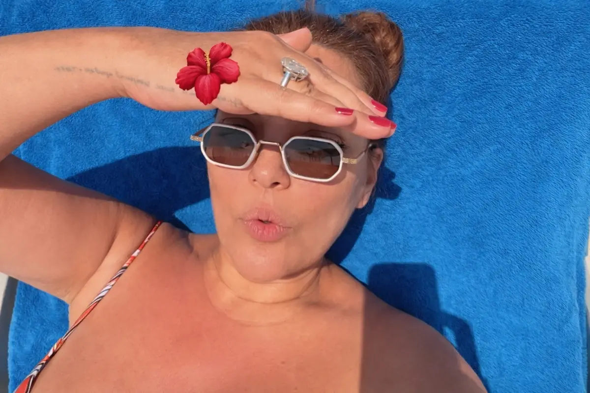 Dubai\'de tatil yapan Demet Akalın\'ın dev tektaşı gündem oldu