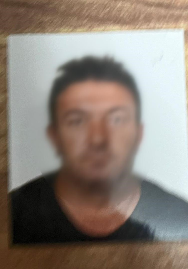 Durakta gördüğü eşini başından silahla vurarak öldürdü