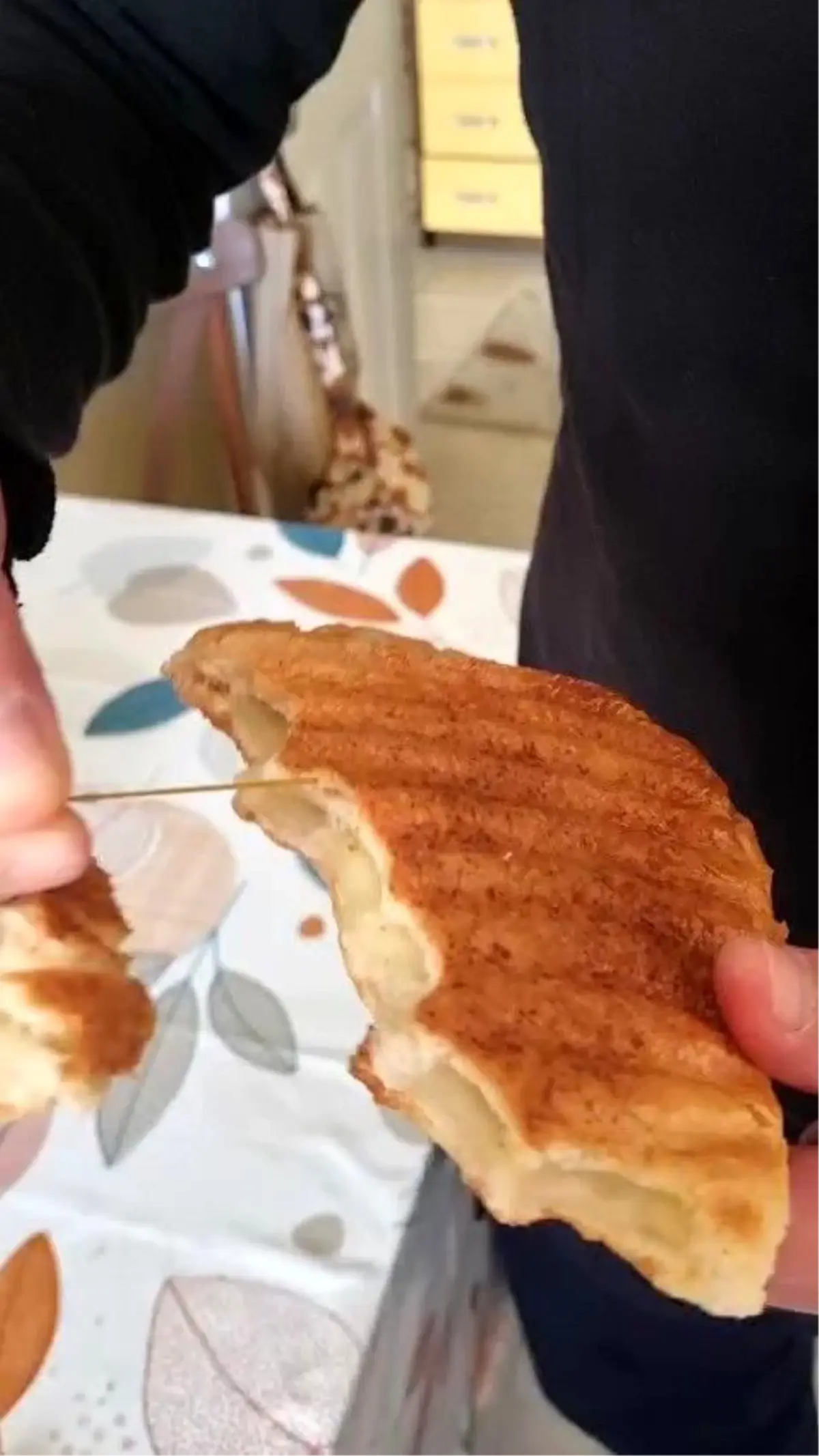 Bursa\'da mide bulandıran görüntü: Ekmeğin içinden paket lastiği çıktı