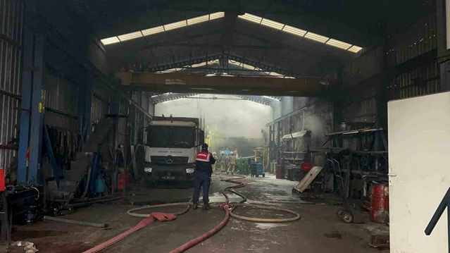 Eyüpsultan'da Korkutan Yangın: 3 İşyeri Zarar Gördü, Alevler Kontrol Altında