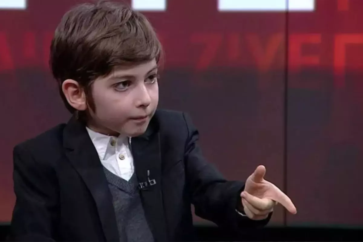 Filozof Atakan uzun bir aradan sonra yeni imajıyla görüntülendi