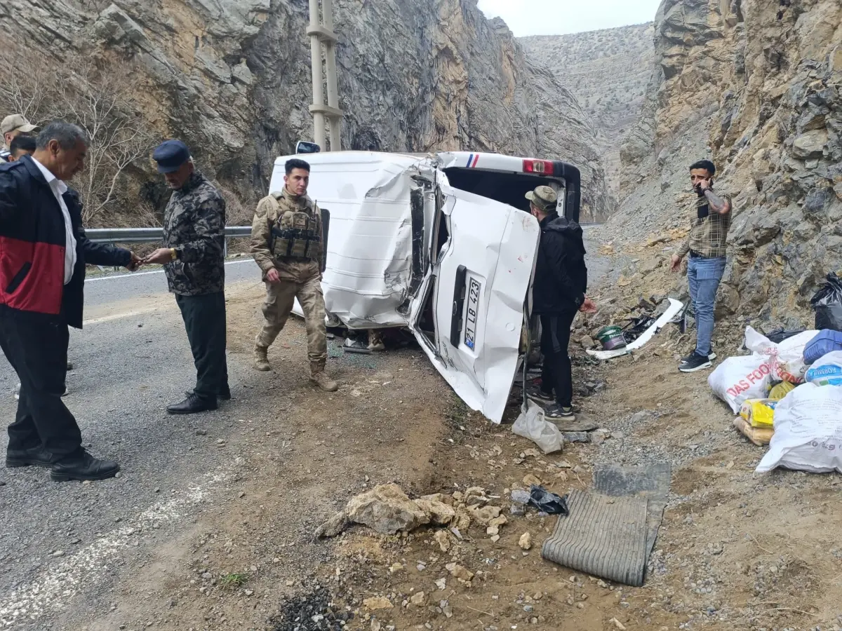 Çukurca\'da Minibüs Kazası: 4 Yaralı