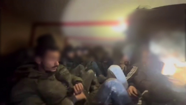 Hayvan dışkısının altından 19 kaçak göçmen çıktı