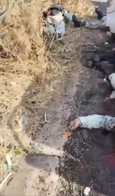 İşte Meksika'dan ilk görüntüler! Polisleri öldürüp yol kenarına attılar İşte Meksika'dan ilk görüntüler! Polisleri öldürüp yol kenarına attılar