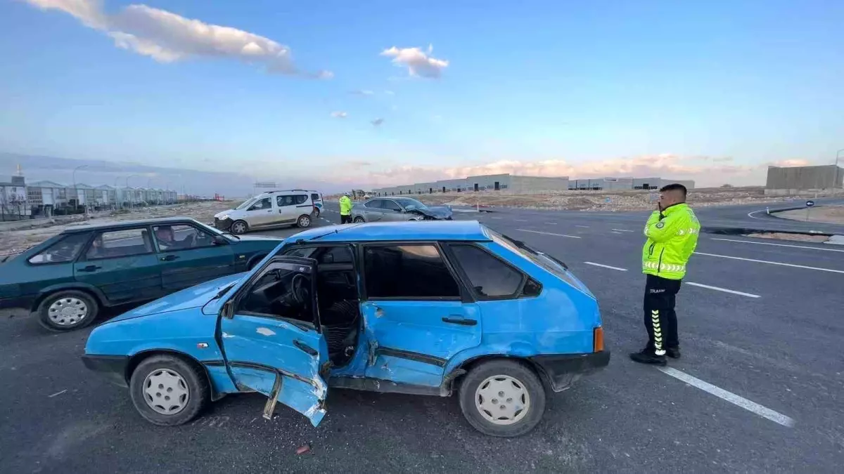 Karaman\'da Trafik Kazası: 2 Yaralı