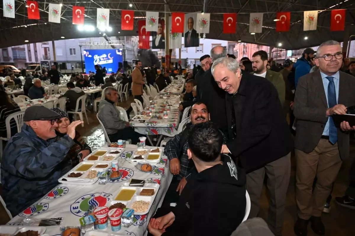 Kepez\'de Ramazan bereketi iftar sofraları kuruldu, lokmalar dağıtıldı