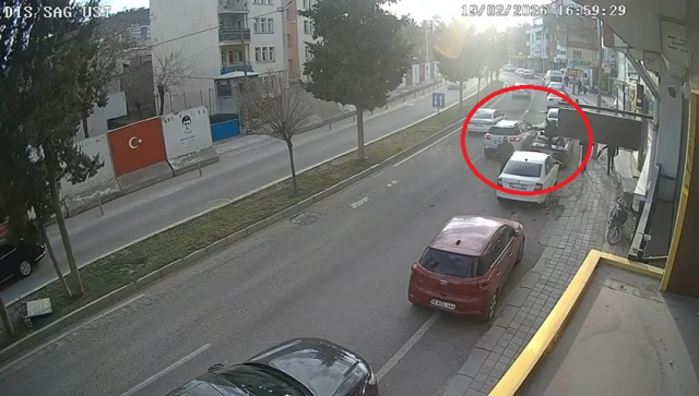 Mardin'de cipin çarptığı öğretmen yaralandı Mardin'de cipin çarptığı öğretmen yaralandı