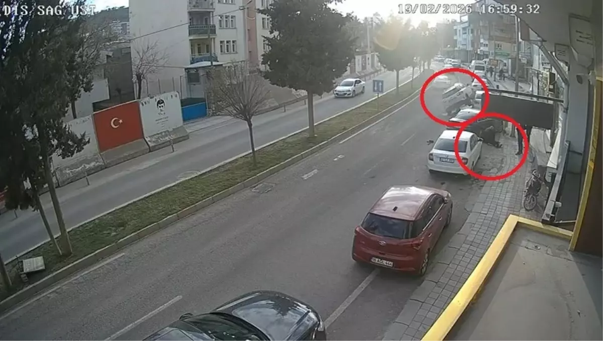 Mazıdağı\'nda Kadın Öğretmene Araç Çarptı