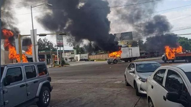 Meksika'da kartel lideri öldürülünce çatışmalar çıktı! ABD'li turistler havalimanında rehin alındı Meksika'da kartel lideri öldürülünce çatışmalar çıktı! ABD'li turistler havalimanında rehin alındı