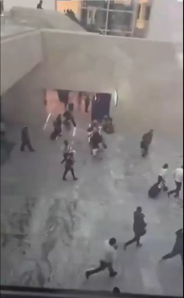 Meksika'da kartel lideri öldürülünce çatışmalar çıktı! ABD'li turistler havalimanında rehin alındı Meksika'da kartel lideri öldürülünce çatışmalar çıktı! ABD'li turistler havalimanında rehin alındı