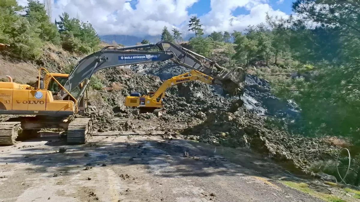 Seydikemer\'de Toprak Kayması