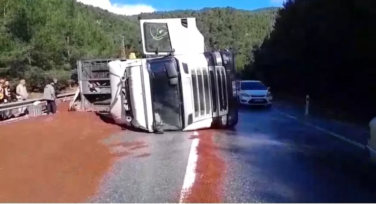 Antalya\'da Tır Devrildi, Sürücü Yara Almadı