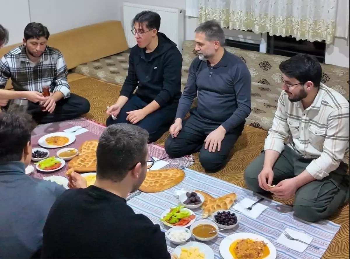 Sahur sofrasında öğrencileri yalnız bırakmadı