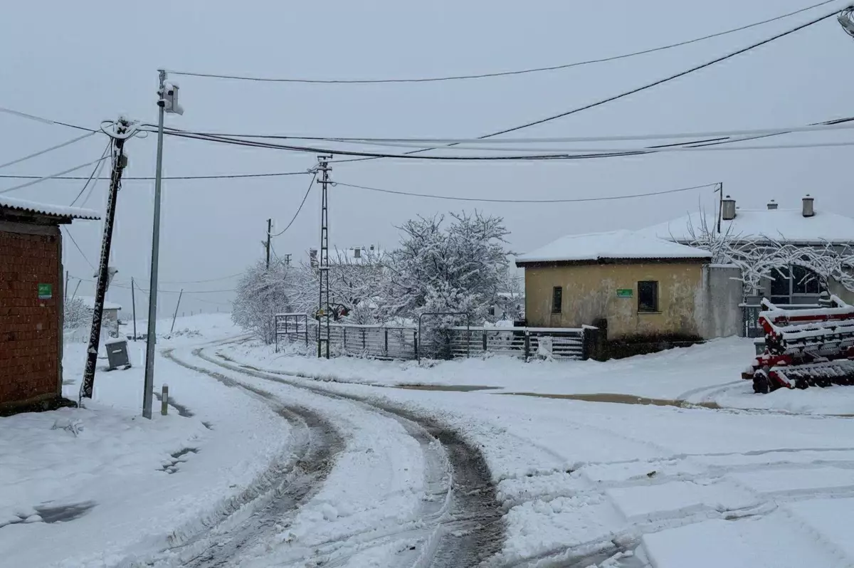 Tekirdağ\'da Kar Yağışı Yüksek Kesimleri Beyaza Bürüdü