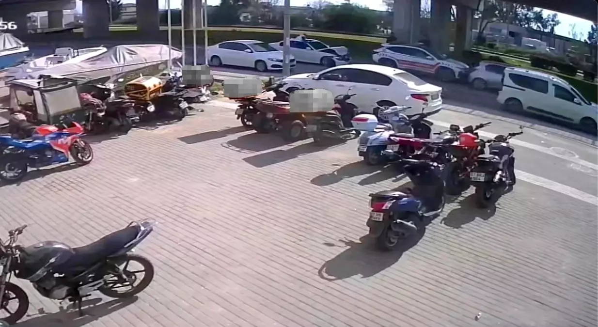 Antalya\'da Motosiklet Kazası: Sürücü Yaralandı