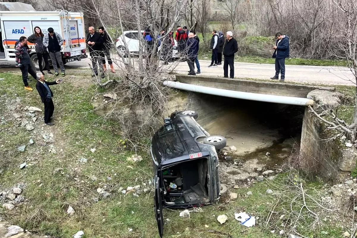 Amasya\'da Kamyonet Devrildi: 3 Yaralı
