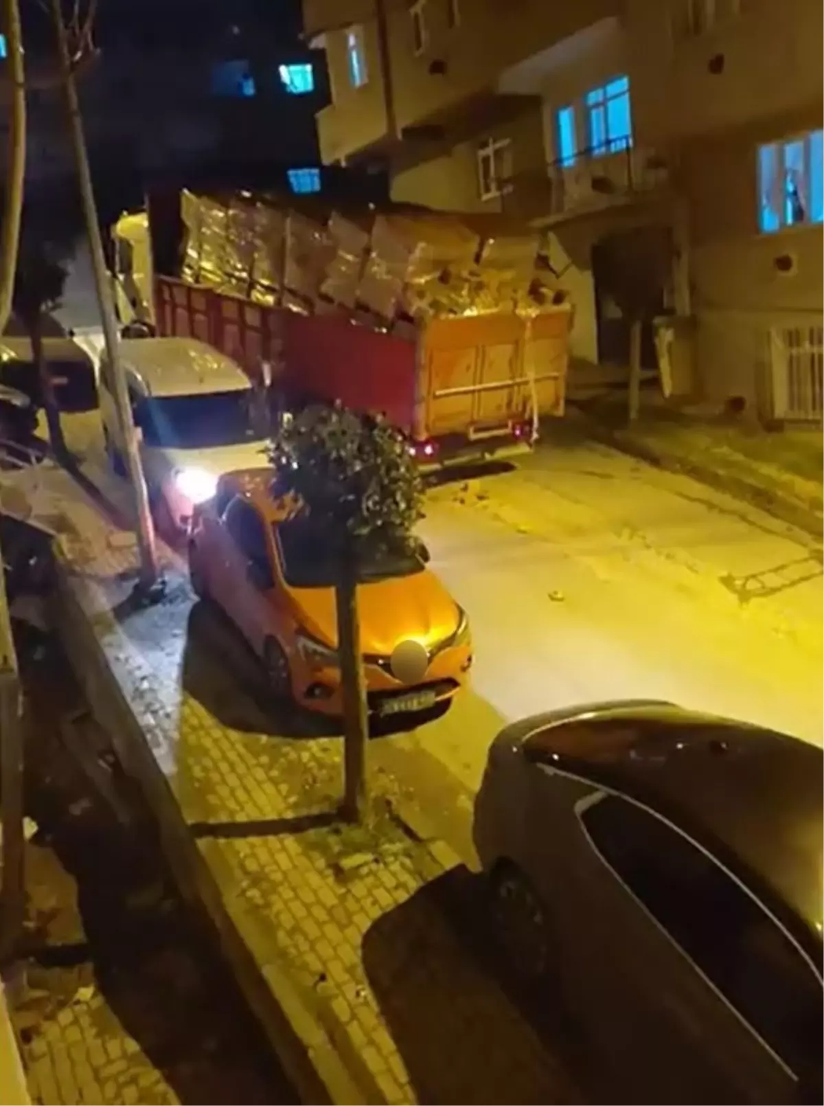 Aşırı yüklü kamyon kayarak iki aracı biçti; o anlar kamerada