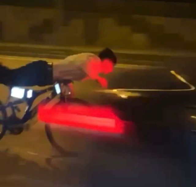 Barış, üzerine uzandığı bisiklet ile otomobile çarptı; hayatını kaybetti Barış, üzerine uzandığı bisiklet ile otomobile çarptı; hayatını kaybetti