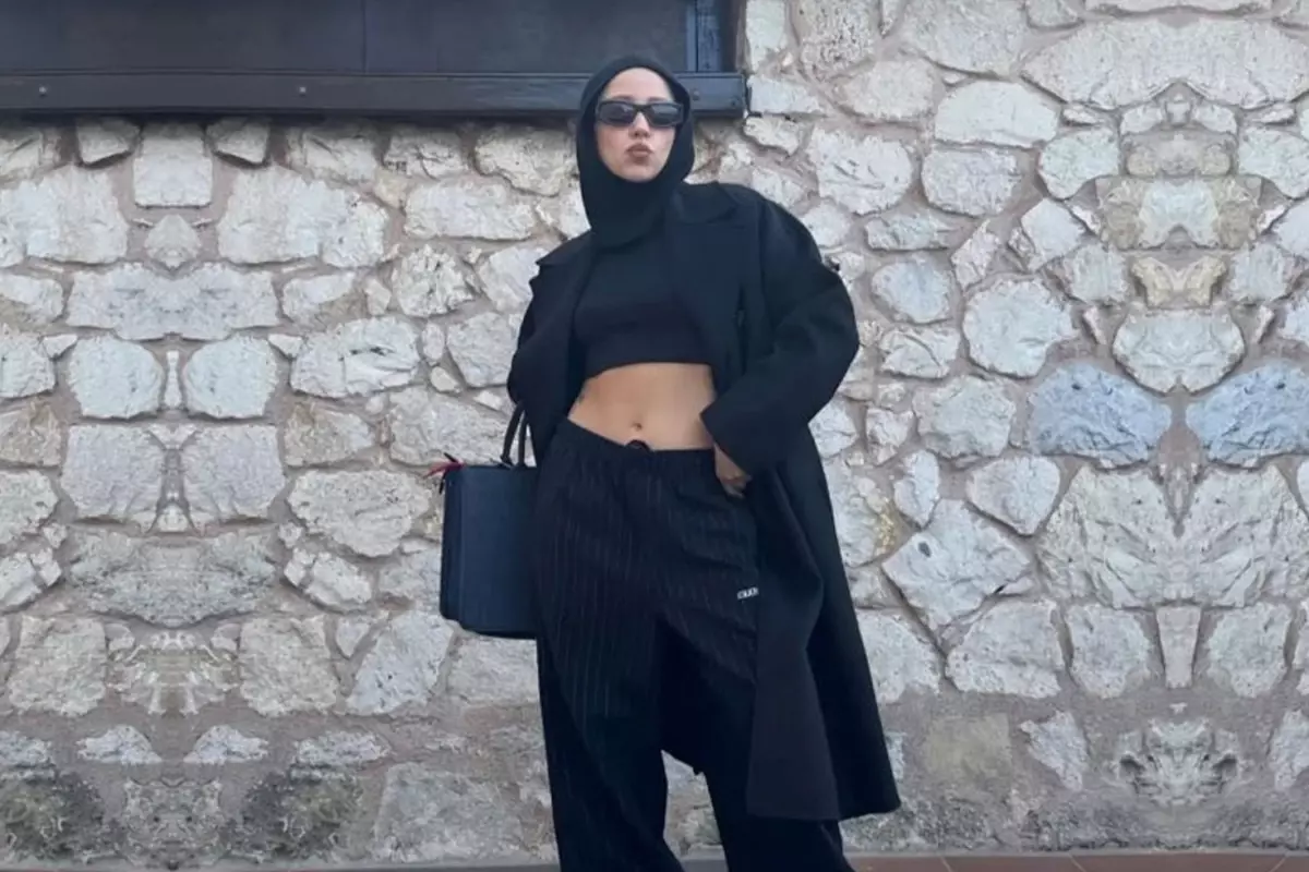 Başı kapalı, göbeği açık fotoğraf paylaşan Zeynep Bastık\'a tepki var