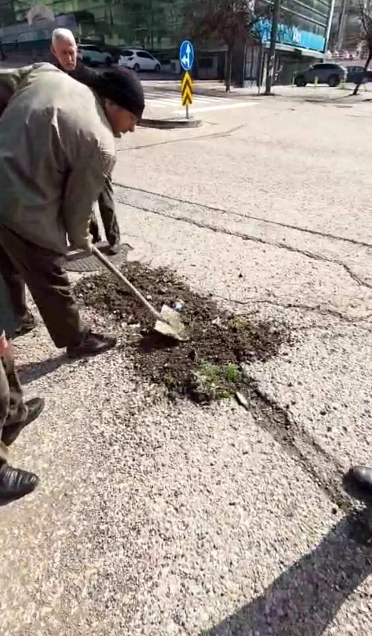 Başkentte belediyeden umudu kesen vatandaşlar köstebek yuvasına dönen yolları kendileri onardı