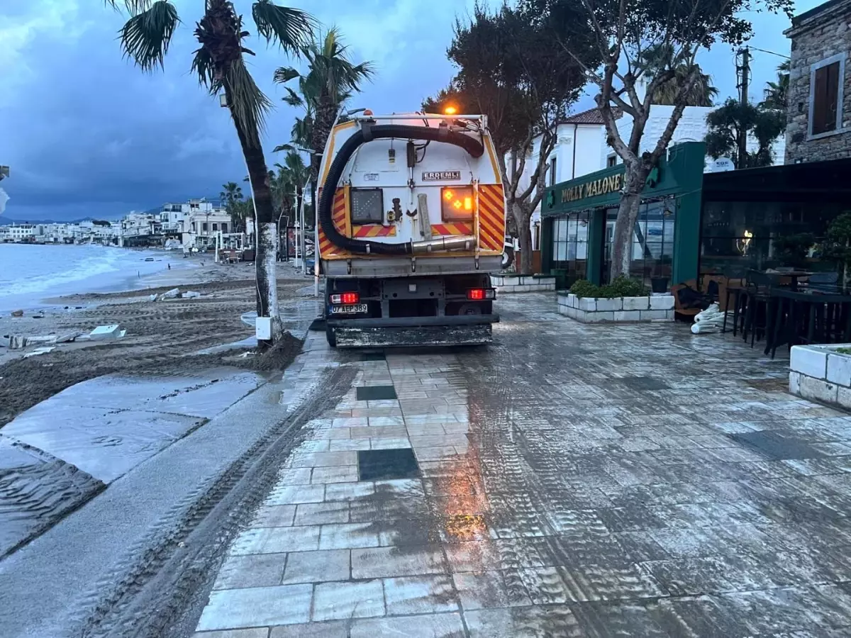 Belediye ekiplerinden fırtına ve yağmur sonrası kapsamlı temizlik