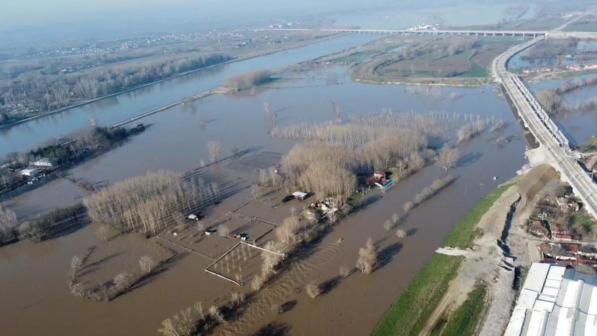 İki ilde kırmızı alarm! Tahliyeler başladı, yollar kapandı