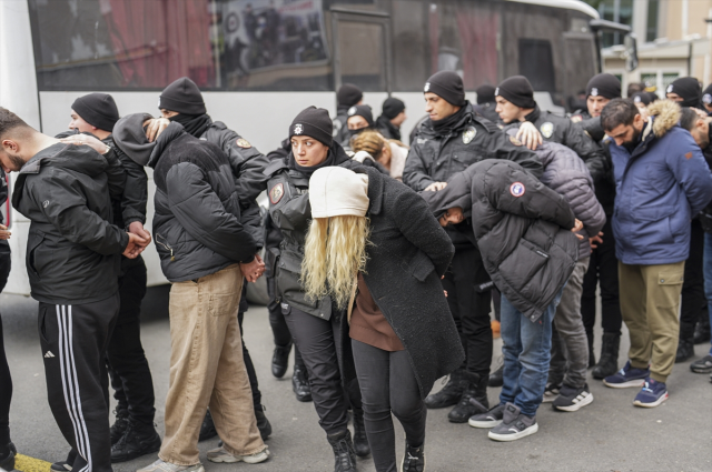 Elleri kelepçeli cepleri boş! Çocuk yaştaki şüphelilere elebaşından darbe