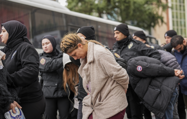 Elleri kelepçeli cepleri boş! Çocuk yaştaki şüphelilere elebaşından darbe