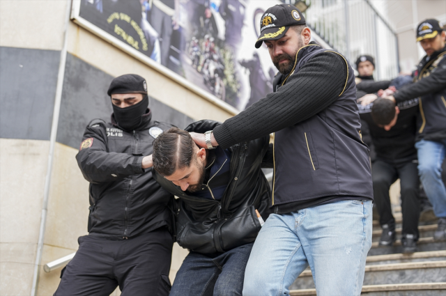 Elleri kelepçeli cepleri boş! Çocuk yaştaki şüphelilere elebaşından darbe